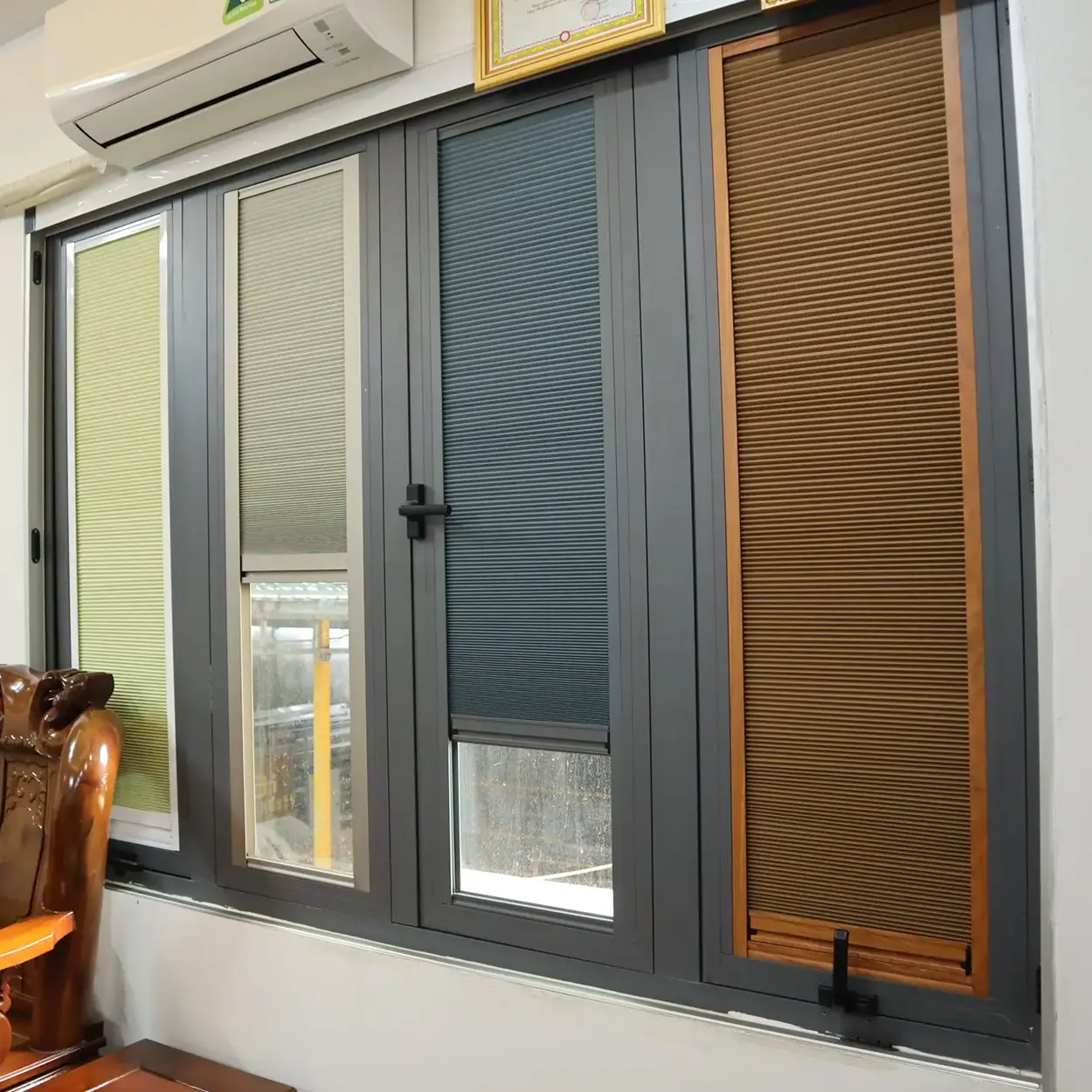 Erzurum Yakutiye ofis cephesi — braketli plise perde, güneş kontrolü, dimout